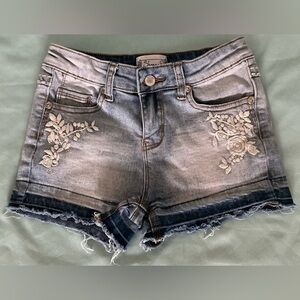 Girls Shyanne Light-Wash Denim Shorts With White Floral Embroidery